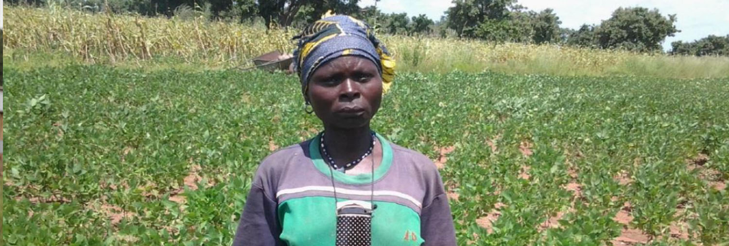 cultivatrice de soja bio équitable au Burkina Faso